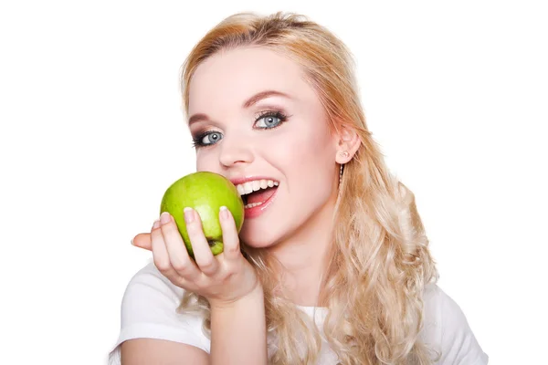 Mujer comiendo manzana verde — Foto de Stock