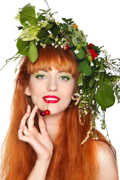 Frau mit Haaren und Blumenkranz — Stockfoto