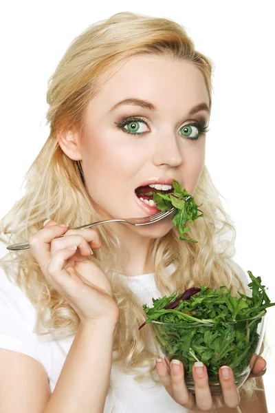 Mujer comiendo ensalada fresca verde — Foto de Stock