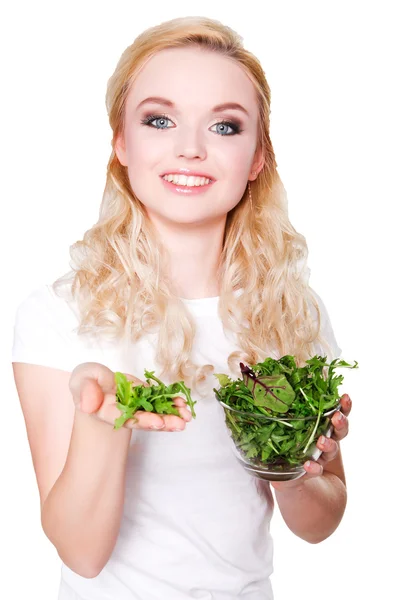 Donna che mangia insalata fresca — Foto Stock