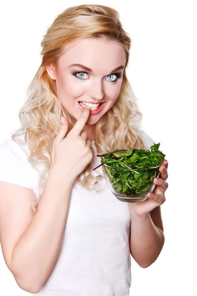 Kvinna med en fräsch sallad — Stockfoto