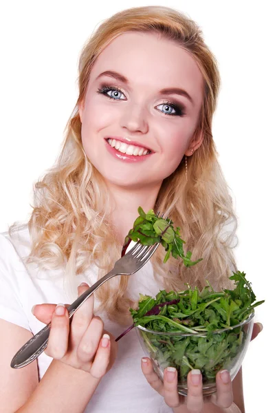 Kvinna äter färsk sallad — Stockfoto