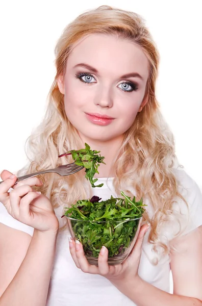 Mujer comiendo ensalada fresca — Foto de Stock