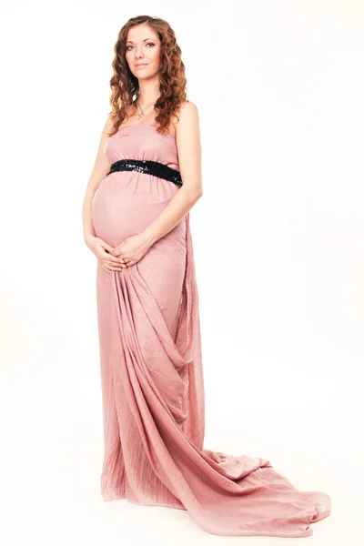Беременная женщина в розовом платье — стоковое фото