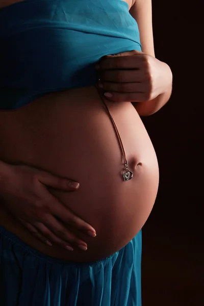 Femeie gravidă mângâiere burta ei — Fotografie, imagine de stoc