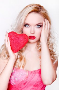 Kırmızı kalpli kadın