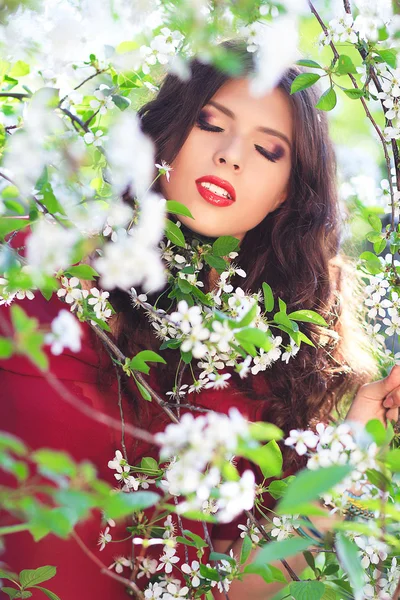 Femme aux fleurs de cerisier — Photo