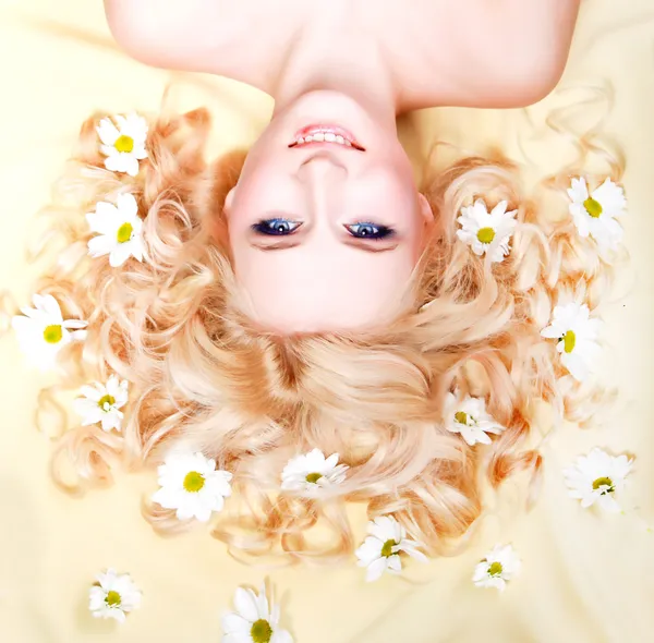 Senhora com flores brancas no cabelo — Fotografia de Stock