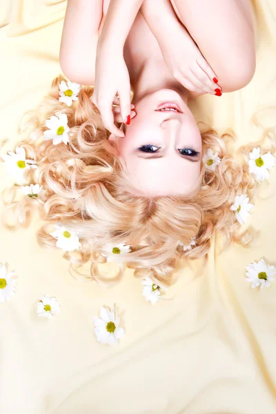 Vrouw met bloemen in het haar — Stockfoto