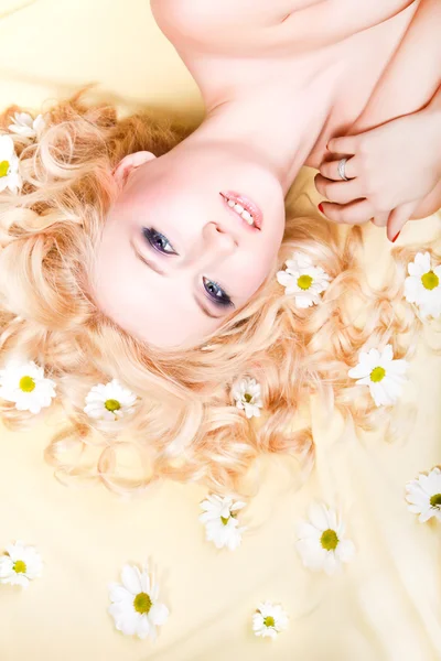 Modelo con flores en el pelo —  Fotos de Stock