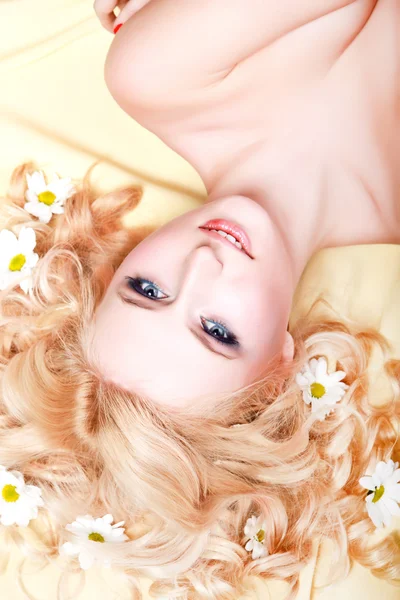 Model s květinami ve vlasech — Stock fotografie