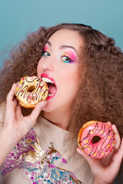 ドーナツを食べる少女 — ストック写真