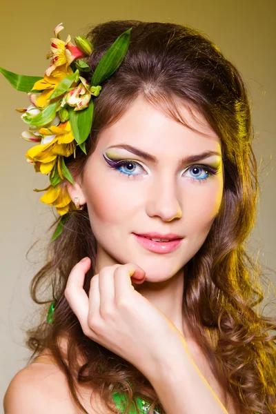 Woman with flowers in hair — Stock Photo, Image