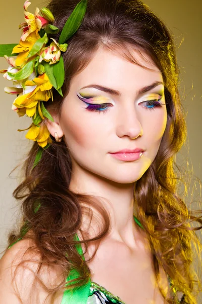 Woman with flowers in hair — Stock Photo, Image