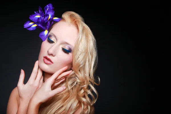 Blond dáma s květinou iris — Stock fotografie