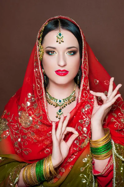 Indian girl in sari — Stock Photo, Image