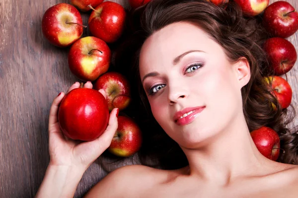 Prachtige model met appels — Stockfoto