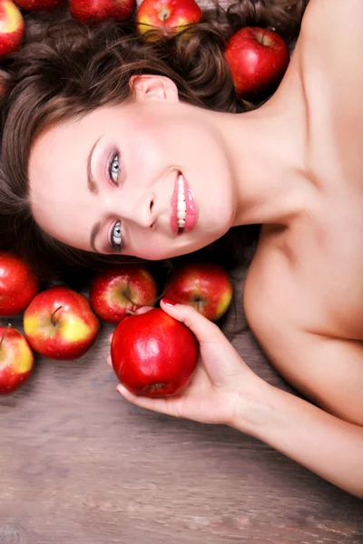 Hermosa mujer con manzanas — Foto de Stock