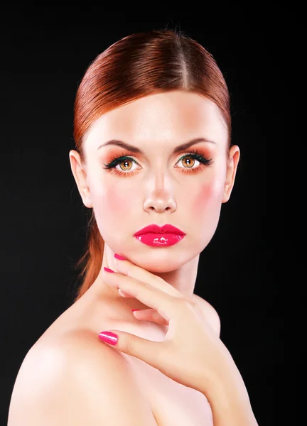 Chica atractiva con labios rojos y uñas — Foto de Stock