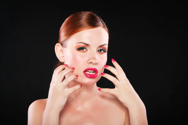 Sexy meisje met rode lippen en nagels — Stockfoto