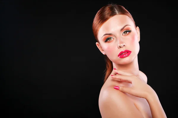 Chica atractiva con labios rojos y uñas — Foto de Stock