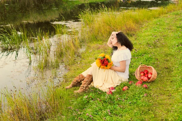 Žena s květinami a jablka — Stock fotografie