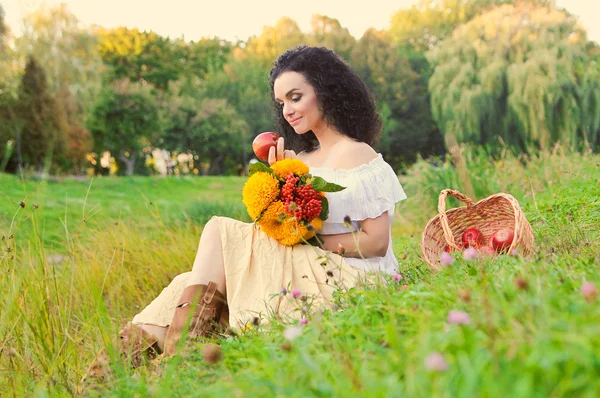 Žena s květinami a jablka — Stock fotografie