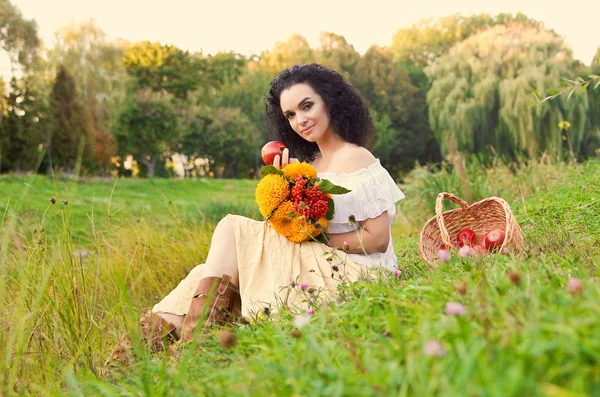 用鲜花和苹果的女人 — 图库照片