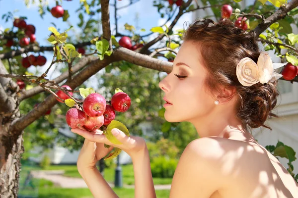 Beautiful young woman — Stock Photo, Image