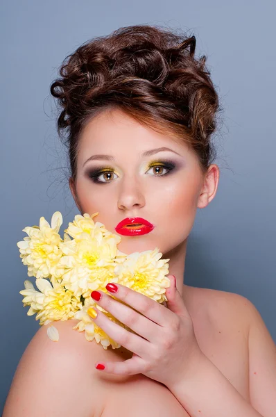 Mujer con flores amarillas — Foto de Stock