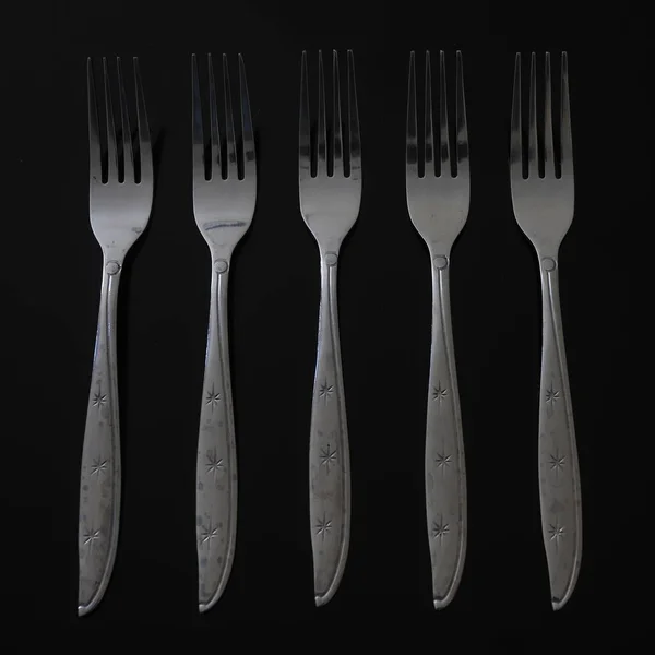 Siyah Bir Masada Gümüş Renkli Çatal Yemek — Stok fotoğraf
