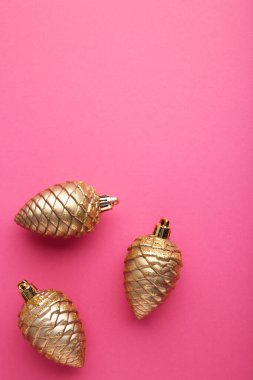 Pembe arka planda altın noel konisi. Minimalizm. Üst görünüm