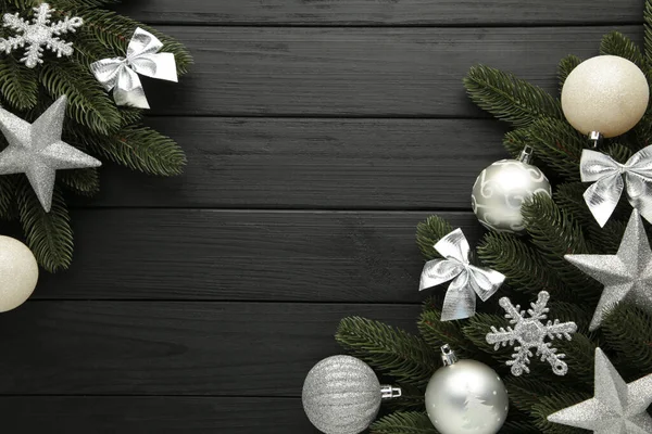 Navidad Año Nuevo Decoración Plata Sobre Fondo Negro Vista Superior —  Fotos de Stock