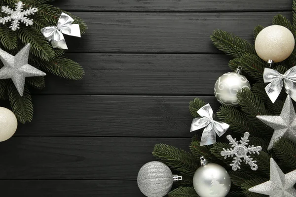 Siyah arka planda Noel ya da yeni yıl gümüş madalyası. Üst görünüm