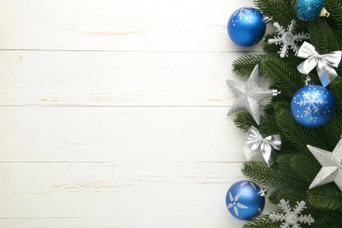 Beyaz zemin üzerinde noel süslemeleri olan firavun ağacı dalları ve kopya alanı. Üst görünüm