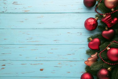 Mavi arka planda Noel ya da Yeni Yıl dekorasyonu. Üst görünüm