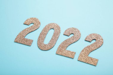 Yeni yılınız kutlu olsun 2022 numaralı altın parıltılı tebrik kartı. Minimum tatil konsepti. Üst görünüm