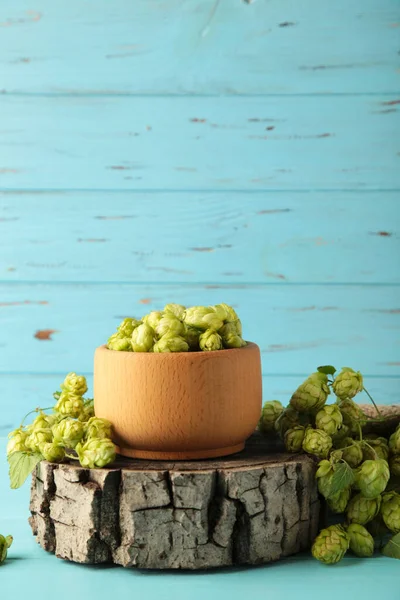 Wooden Bowl Hops Blue Wooden Background Space Text Top View — Stock Photo, Image