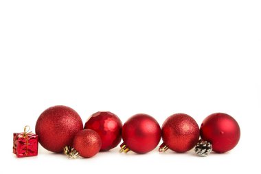 Beyaz arka planda izole edilmiş kırmızı toplar. Üst görünüm