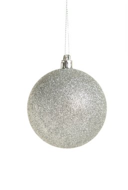 Beyaz arka planda izole edilmiş parlak gümüş bir Noel topu. Üst görünüm