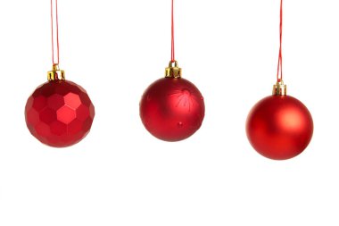 Beyaz arka planda izole edilmiş kırmızı Noel topları. Üst görünüm