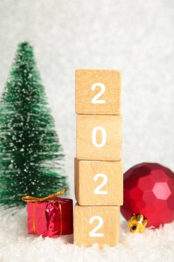 Noel arkaplanı köknar ağaçları, Noel süslemeleri ve rakamları 2022. Gümüş arka planda yeni yıl konsepti. Üst görünüm