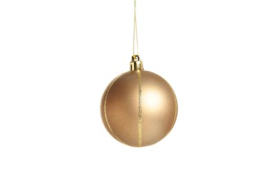 Beyaz arka planda izole edilmiş altın bir Noel topu. Üst görünüm