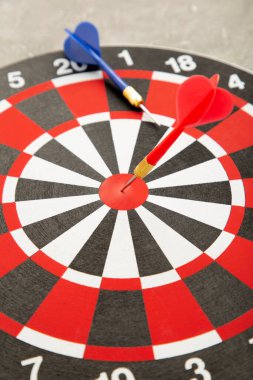 Dart tahtasının ortasına kırmızı dart oku yakın çekim, hedef başarının metaforu, kazanan konsept. Üst görünüm.