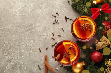 Tarçınlı sıcak şarap ve gri arka planda anason yıldızları. Üst görünüm.