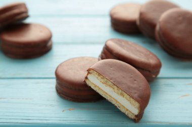 Çikolatalı çikolatalı çerezler mavi ahşap arka planda. Üst görünüm