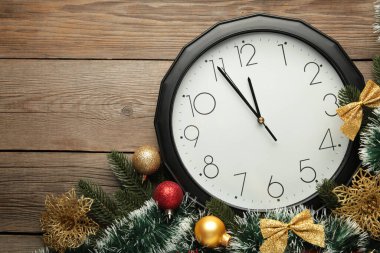 Gri ahşap arka planda Noel süslemesi olan Noel saati. Mutlu yıllar konsepti.