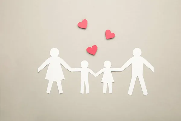 Gri Arka Planda Kalpleri Olan Mutlu Kağıt Aile Üst Görünüm — Stok fotoğraf