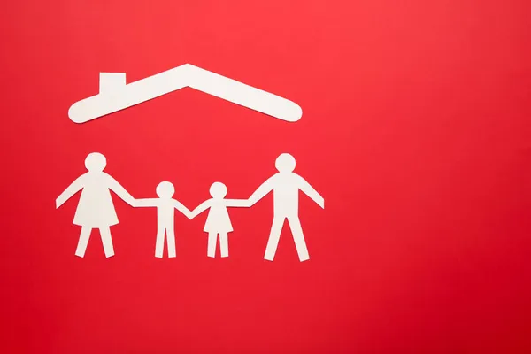 Kırmızı Arka Planda Çatısı Olan Mutlu Kağıt Aile Aile Günü — Stok fotoğraf