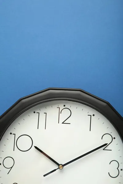 Μαύρο Ρολόι Τοίχου Απομονωμένο Μπλε Φόντο Άνω Όψη — Φωτογραφία Αρχείου